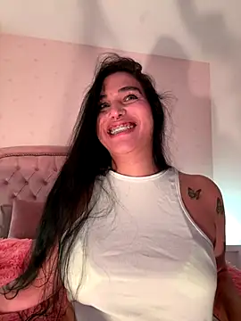 Snapshot of Bella__Wood chatting on 09.26.25 Bella  Wood online show from 09.26.25