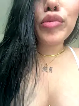 Snapshot of Bella__Wood chatting on 09.28.25 Bella  Wood online show from 09.28.25