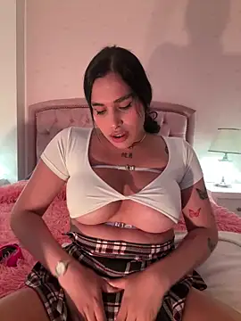 Snapshot of Bella__Wood chatting on 10.01.25 Bella  Wood online show from 10.01.25