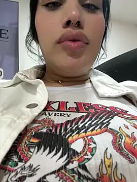 Snapshot of Bella__Wood chatting on 10.10.25 Bella  Wood online show from 10.10.25