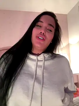 Snapshot of Bella__Wood chatting on 10.12.25 Bella  Wood online show from 10.12.25