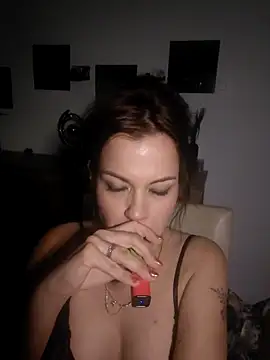 Snapshot of Foxy-Milfy chatting on 09.29.25 Foxy-Milfy online show from 09.29.25