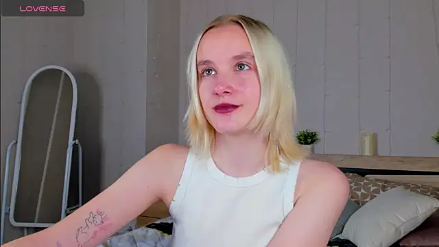 Snapshot of Carolin_Miller chatting on 09.22.25 Carolin Miller online show from 09.22.25