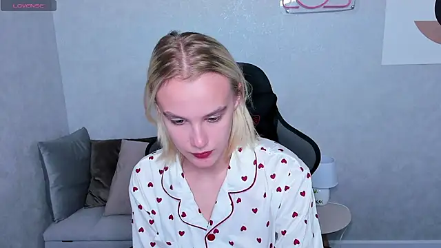 Snapshot of Carolin_Miller chatting on 09.26.25 Carolin Miller online show from 09.26.25