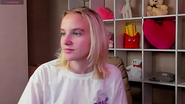 Snapshot of Carolin_Miller chatting on 10.14.25 Carolin Miller online show from 10.14.25