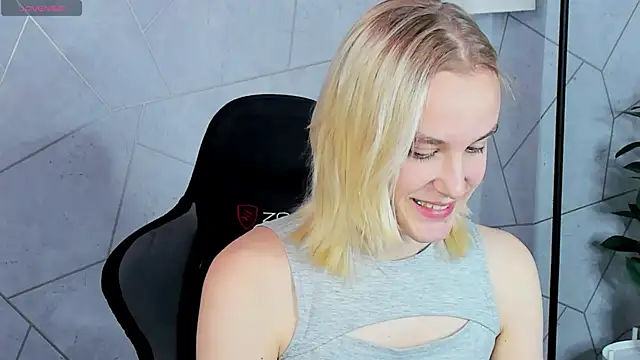 Snapshot of Carolin_Miller chatting on 10.20.25 Carolin Miller online show from 10.20.25