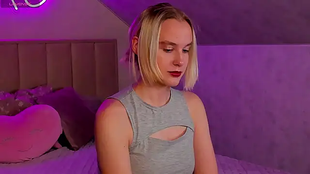 Snapshot of Carolin_Miller chatting on 10.21.25 Carolin Miller online show from 10.21.25