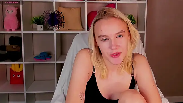 Snapshot of Carolin_Miller chatting on 10.27.25 Carolin Miller online show from 10.27.25