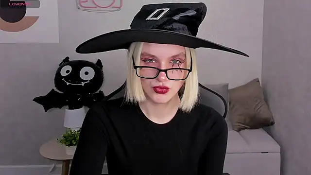 Snapshot of Carolin_Miller chatting on 10.28.25 Carolin Miller online show from 10.28.25