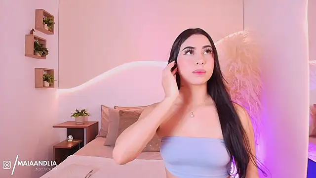 maia lia  online show from 10.06.25