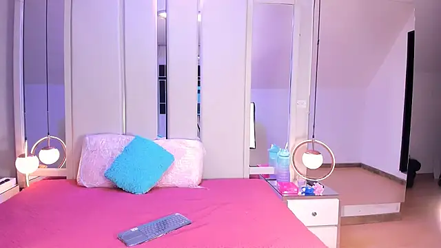 Snapshot of EmmaWilliam1 chatting on 09.30.25 EmmaWilliam1 online show from 09.30.25