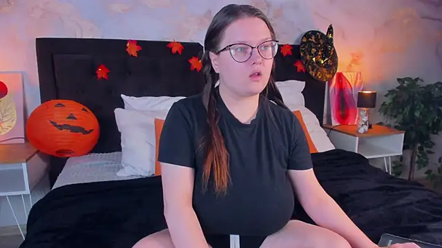 HelenDanvers online show from 10.23.25