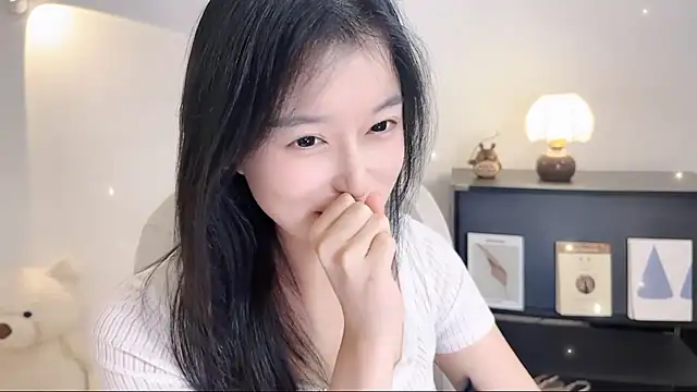 Snapshot of Onechestnut chatting on 11.04.25 Onechestnut online show from 11.04.25