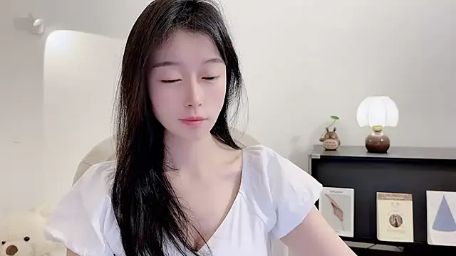 Snapshot of Onechestnut chatting on 11.20.25 Onechestnut online show from 11.20.25