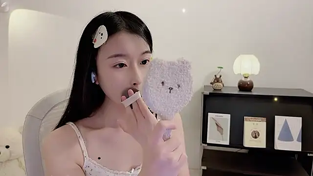 Snapshot of Onechestnut chatting on 11.29.25 Onechestnut online show from 11.29.25