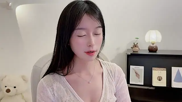 Snapshot of Onechestnut chatting on 12.01.25 Onechestnut online show from 12.01.25