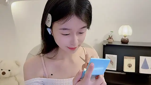 Snapshot of Onechestnut chatting on 12.02.25 Onechestnut online show from 12.02.25