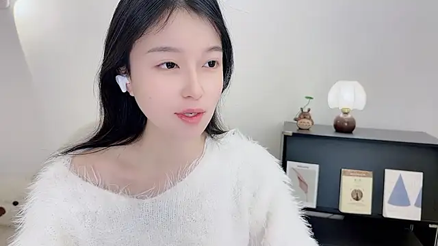 Snapshot of Onechestnut chatting on 12.05.25 Onechestnut online show from 12.05.25