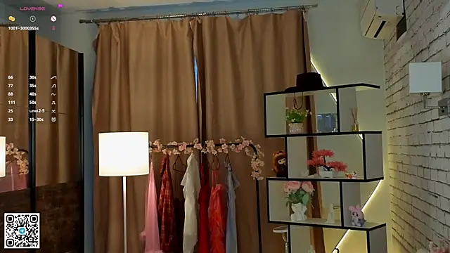 Snapshot of PetraHambelton chatting on 09.28.25 PetraHambelton online show from 09.28.25