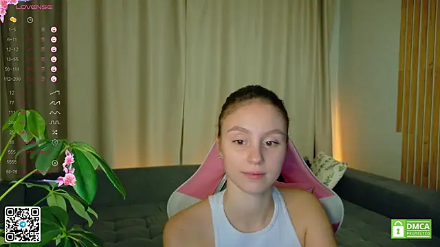 Snapshot of sweet_loopy chatting on 10.23.25 sweet loopy online show from 10.23.25