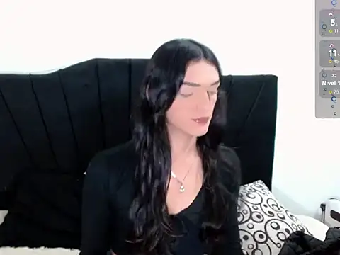 Snapshot of x_isabella_x chatting on 10.18.25 x isabella x online show from 10.18.25