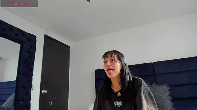 Snapshot of CHARLOTTE_KNOX chatting on 10.15.25 CHARLOTTE KNOX online show from 10.15.25