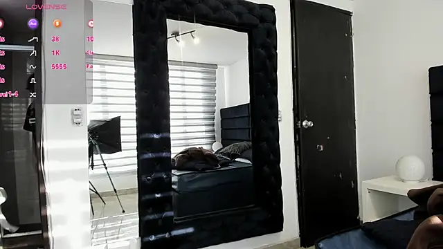 Snapshot of CHARLOTTE_KNOX chatting on 10.22.25 CHARLOTTE KNOX online show from 10.22.25