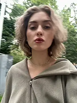 Snapshot of KellyKeler chatting on 09.18.25 KellyKeler online show from 09.18.25