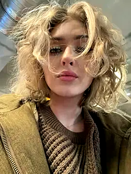 Snapshot of KellyKeler chatting on 10.29.25 KellyKeler online show from 10.29.25