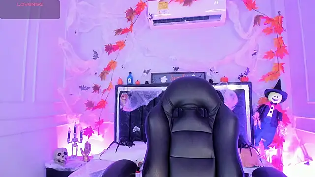 Snapshot of SwettRenata_ chatting on 10.31.25 SwettRenata  online show from 10.31.25