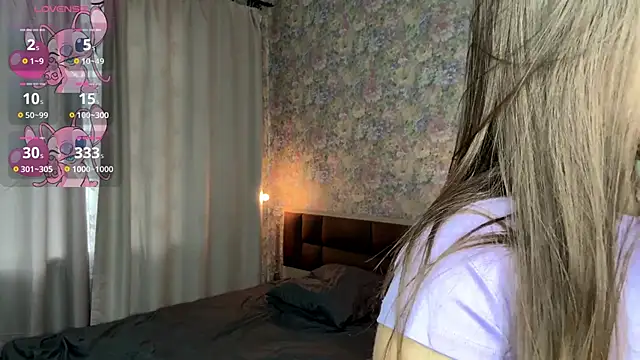 Snapshot of LoraDavi chatting on 04.14.26 LoraDavi online show from 04.14.26