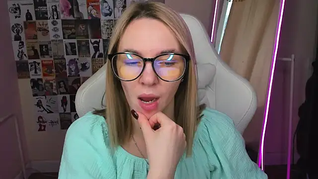 NessaDiazz online show from 10.05.25