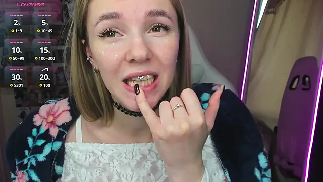 NessaDiazz online show from 10.16.25