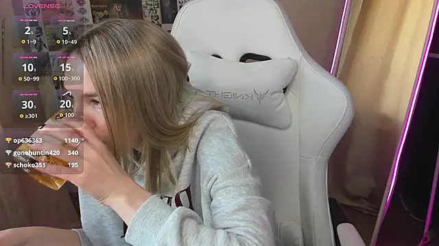 NessaDiazz online show from 10.19.25