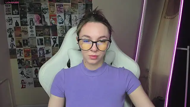 NessaDiazz online show from 10.21.25