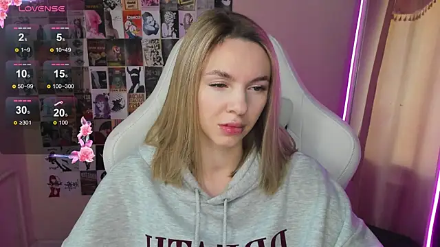 NessaDiazz online show from 10.25.25