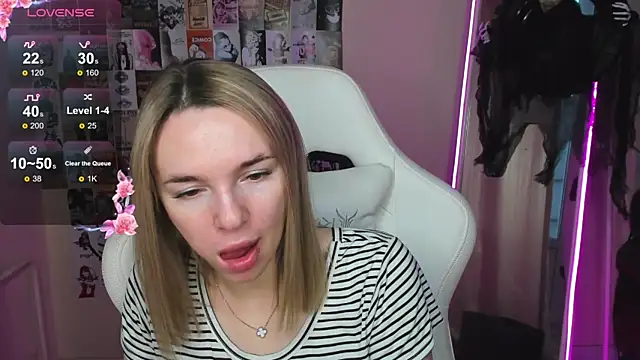 NessaDiazz online show from 10.30.25