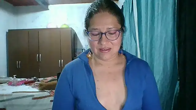 Snapshot of scarlett_widow_ chatting on 10.05.25 scarlett widow online show from 10.05.25