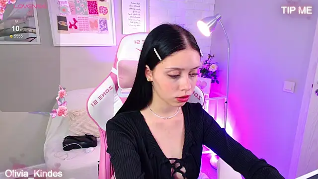 Olivia Kindes online show from 09.17.25