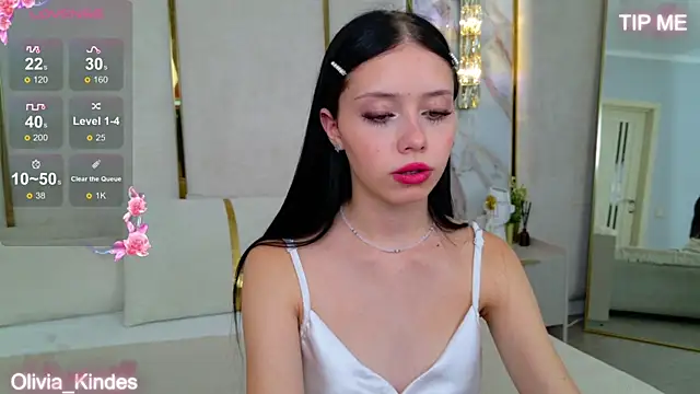 Olivia Kindes online show from 09.19.25