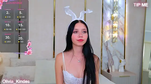 Olivia Kindes online show from 09.21.25