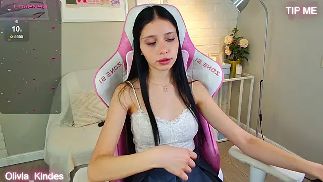 Olivia Kindes online show from 10.20.25