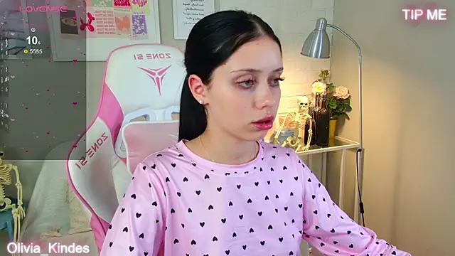 Olivia Kindes online show from 10.22.25