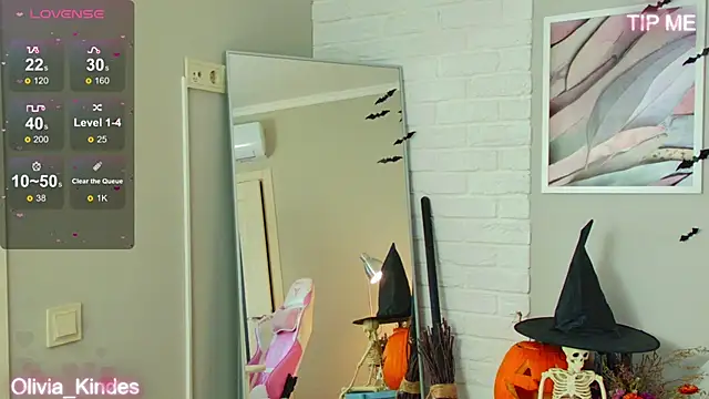 Olivia Kindes online show from 10.27.25