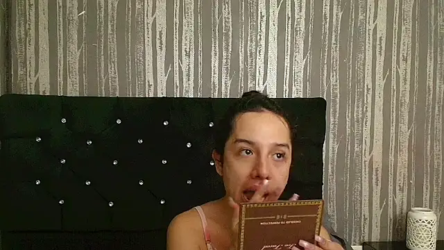 Snapshot of Alicee_Moonn chatting on 06.25.26 Alicee Moonn online show from 06.25.26