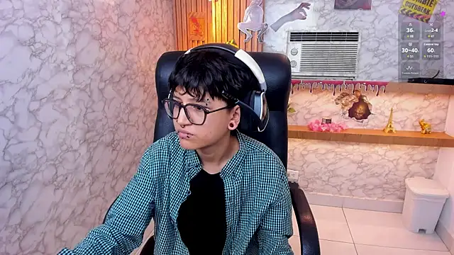 Snapshot of CharlieTaylor__ chatting on 10.19.25 CharlieTaylor   online show from 10.19.25