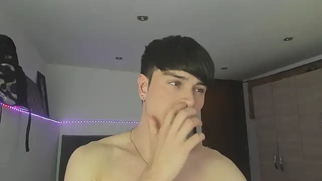 Snapshot of stevve_14 chatting on 10.21.25 stevve 14 online show from 10.21.25