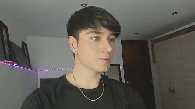 Snapshot of stevve_14 chatting on 10.31.25 stevve 14 online show from 10.31.25