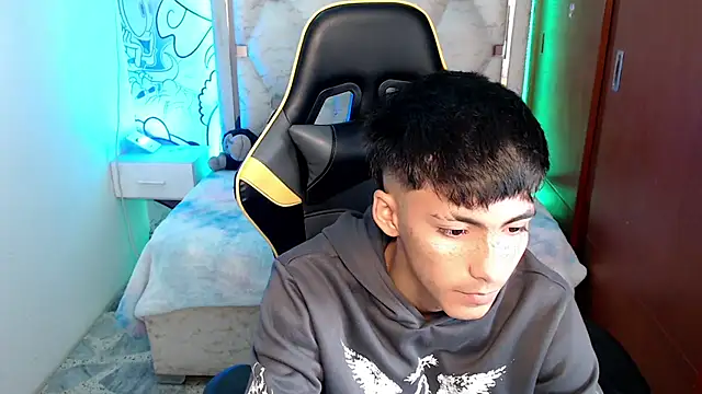 yiisu  online show from 10.18.25