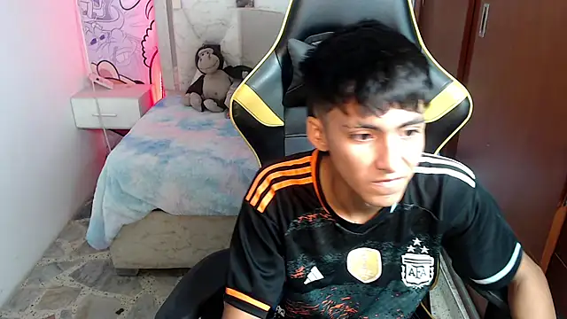 yiisu  online show from 10.25.25